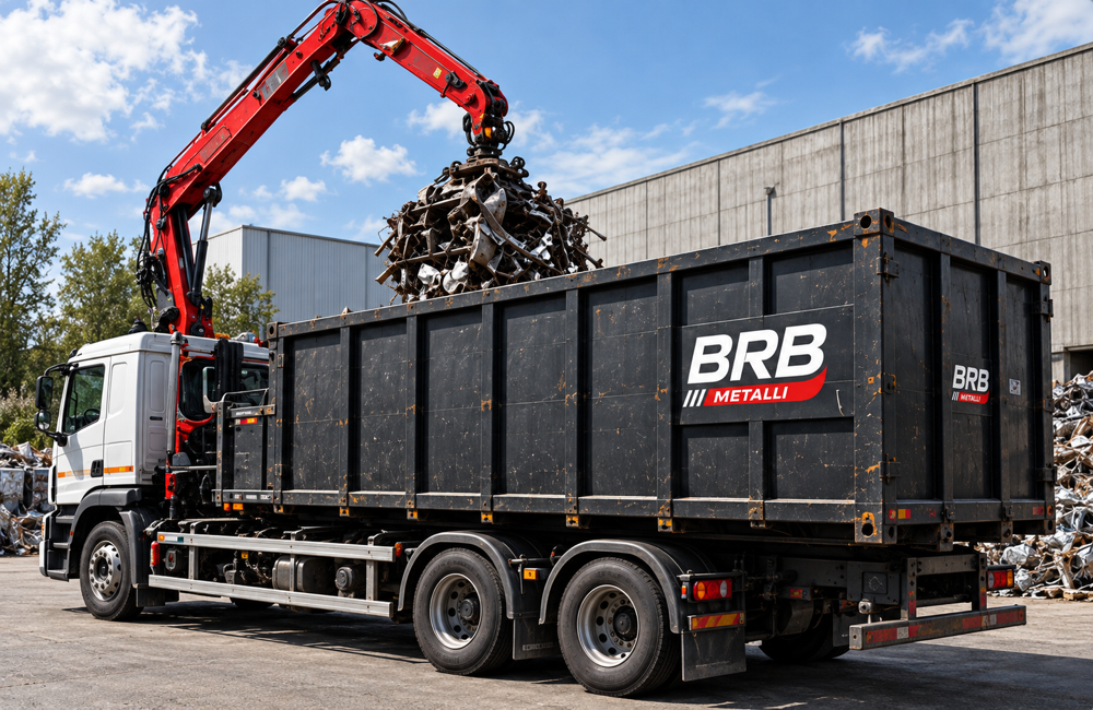 Camion BRB Metalli con cassone scarrabile e gru durante il ritiro dei metalli